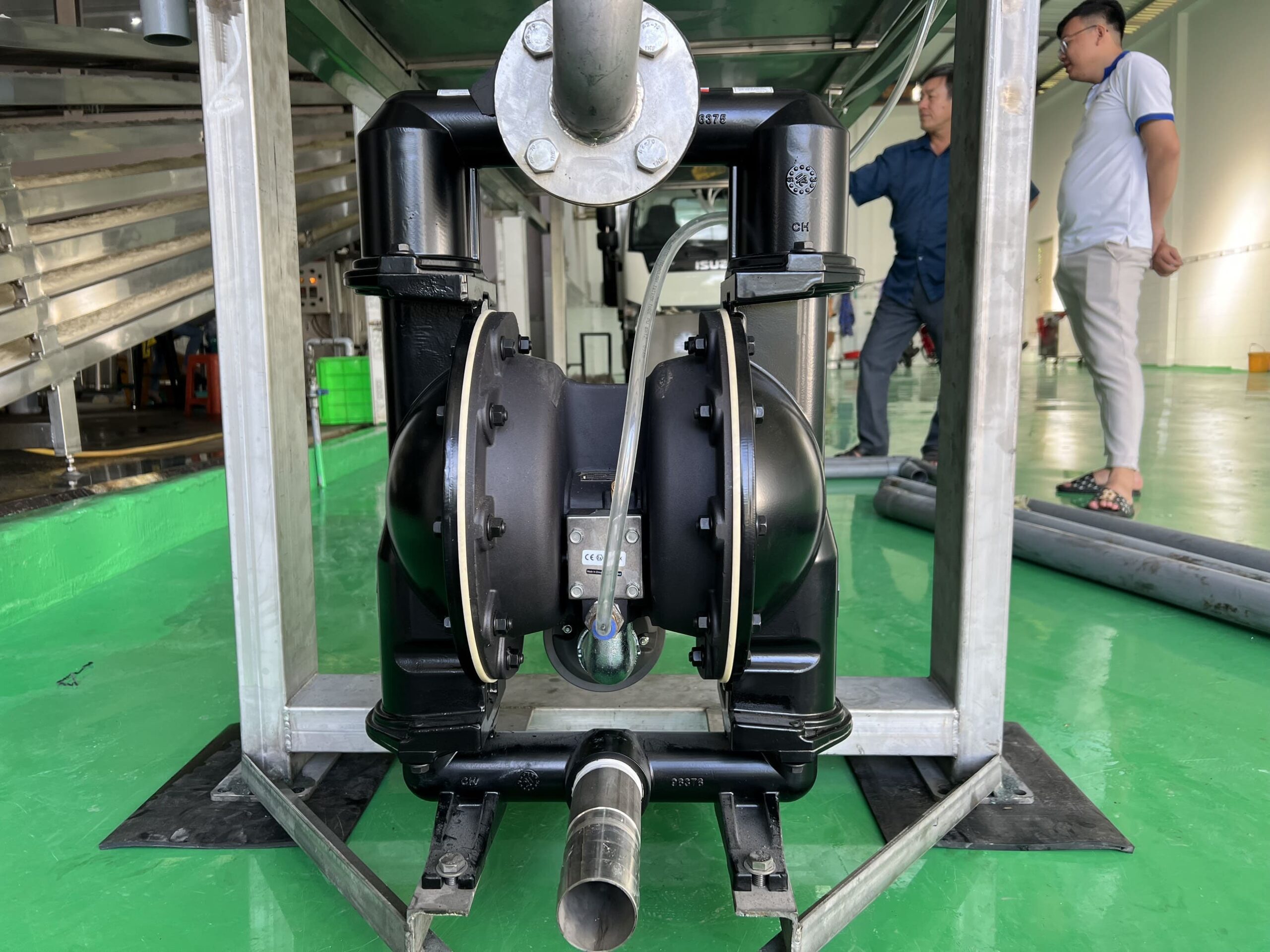 Plastic body diaphragm pump